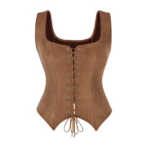Puede incluir: Un corsé marrón con escote cuadrado y cordones en la parte delantera. El corsé está hecho de un material similar al ante y tiene una silueta ajustada. El cordón es de color marrón claro. La prenda tiene un estilo vintage o renacentista.