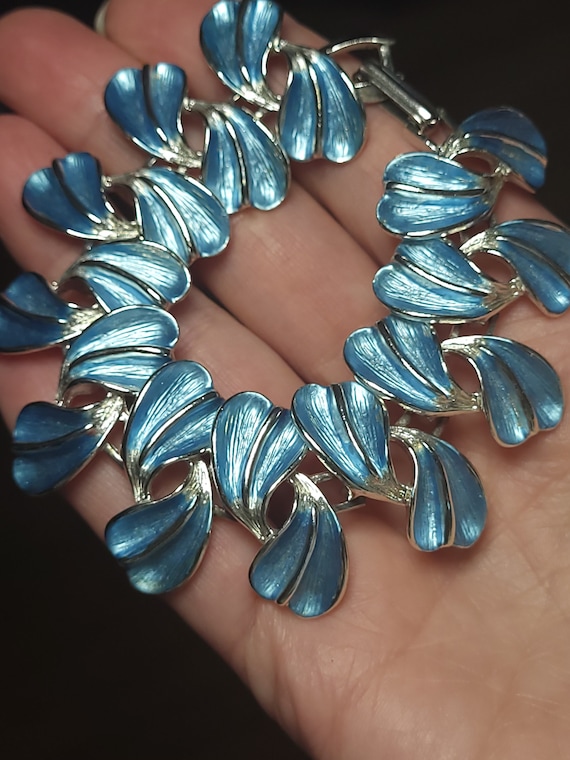 Gorgeous Vintage Blue waterlily Silvertone Bracele