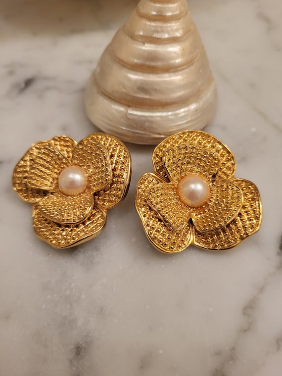 Vintage Large 80s clip on Flower Earrings