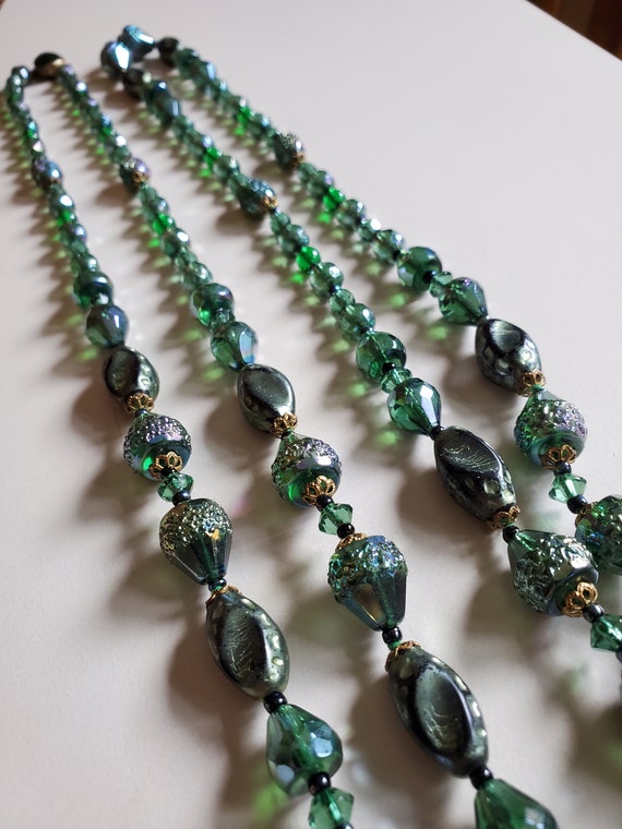 Vintage Irredisent Green Glass Beaded Necklace Wes