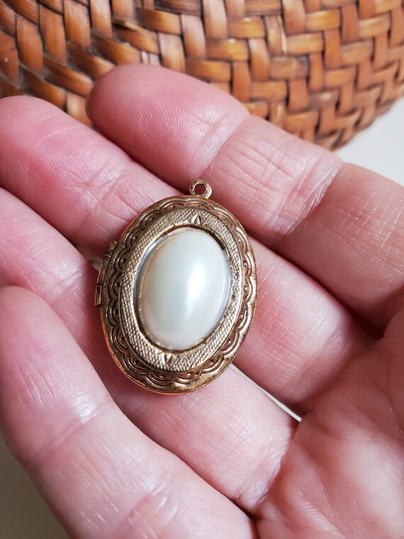 Vintage Necklace Faux Pearl Locket - image 1