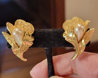 Tortloani Signed Pearl Flower Earrings Clip ons