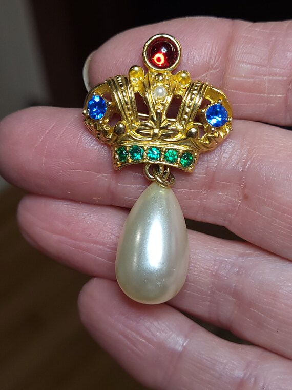 Vintage Crown Jewled BROOCH With Faux Pearl Dangle 1980s - Etsy display picture 1