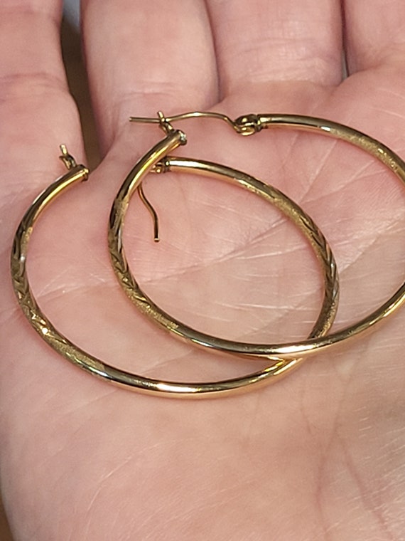 14k Gold Diamond Cut Hoop Earrings - image 8