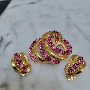 Vintage Lisner Hot Pink and Light pink Rhinestone brooch and clip on earrings