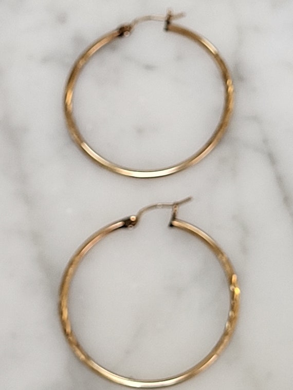 14k Gold Diamond Cut Hoop Earrings - image 6