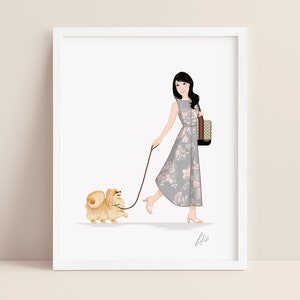 K&ouml;nnte beinhalten: Illustration einer Frau, die einen kleinen Hund an der Leine ausf&uuml;hrt. Die Frau tr&auml;gt ein graues Blumenkleid und tr&auml;gt eine Handtasche. Der Hund ist hellbraun mit flauschigem Fell. Das Kunstwerk ist in einem wei&szlig;en Rahmen gerahmt.