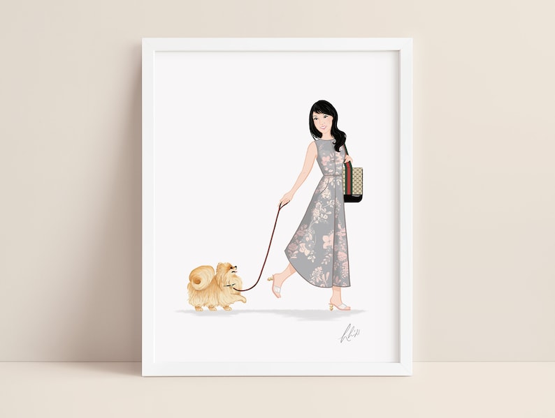 K&ouml;nnte beinhalten: Illustration einer Frau, die einen kleinen Hund an der Leine ausf&uuml;hrt. Die Frau tr&auml;gt ein graues Blumenkleid und tr&auml;gt eine Handtasche. Der Hund ist hellbraun mit flauschigem Fell. Das Kunstwerk ist in einem wei&szlig;en Rahmen gerahmt.