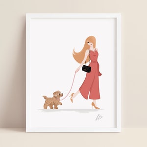 K&ouml;nnte beinhalten: Illustration einer Frau in einem roten Overall, die einen kleinen Hund an einer rosa Leine ausf&uuml;hrt. Die Frau hat lange rote Haare und tr&auml;gt eine schwarze Handtasche. Der Hund ist hellbraun und das Kunstwerk ist in einem wei&szlig;en Rahmen.