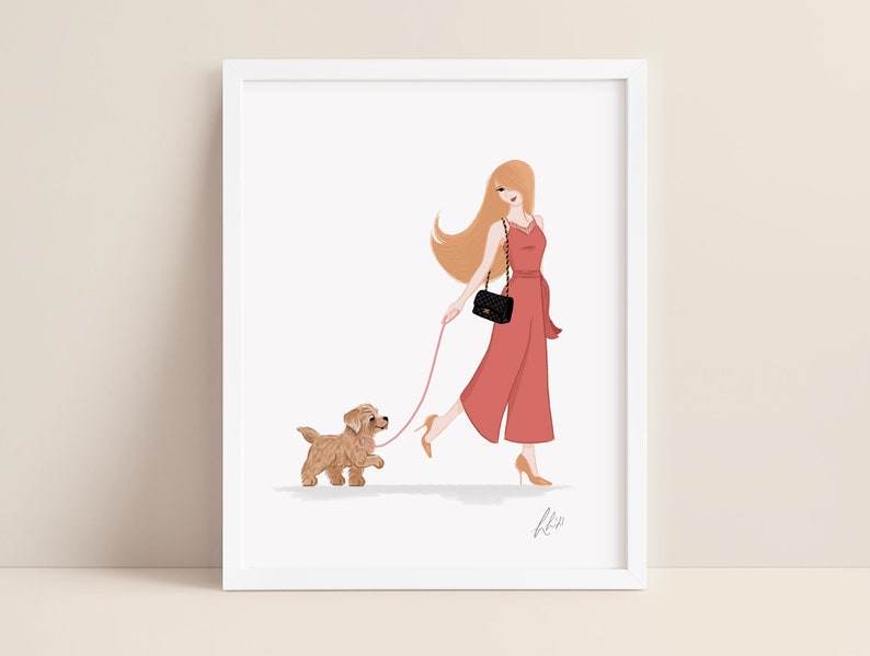 K&ouml;nnte beinhalten: Illustration einer Frau in einem roten Overall, die einen kleinen Hund an einer rosa Leine ausf&uuml;hrt. Die Frau hat lange rote Haare und tr&auml;gt eine schwarze Handtasche. Der Hund ist hellbraun und das Kunstwerk ist in einem wei&szlig;en Rahmen.
