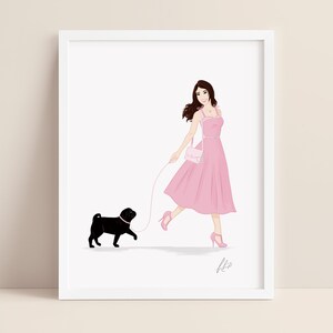 K&ouml;nnte beinhalten: Gerahmter Kunstdruck mit einer Frau in einem rosa Kleid, die einen schwarzen Mops an der Leine spazieren f&uuml;hrt. Die Frau tr&auml;gt eine rosa Handtasche und rosa High Heels. Das Kunstwerk ist vor wei&szlig;em Hintergrund.