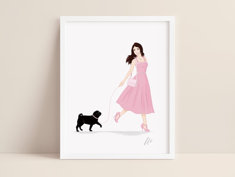 K&ouml;nnte beinhalten: Gerahmter Kunstdruck mit einer Frau in einem rosa Kleid, die einen schwarzen Mops an der Leine spazieren f&uuml;hrt. Die Frau tr&auml;gt eine rosa Handtasche und rosa High Heels. Das Kunstwerk ist vor wei&szlig;em Hintergrund.