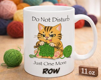 Mug One More Row, Mug à tricoter, Cadeau au crochet, Cadeau pour amateur de laine, Tasse à tricoter amusante, Cadeau pour crocheteur, Tasse à café de créateur (11 oz, 15 oz)