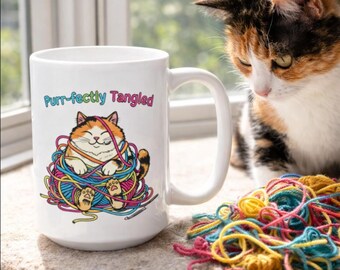 chat emmêlé dans une tasse de fil | Mug à tricoter pour les amateurs de laine | Joli cadeau au crochet (11 oz et 15 oz)