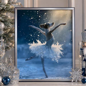 Peut inclure: Une impression d'art murale encadrée représentant un chien habillé en ballerine avec un tutu blanc fait de flocons de neige. Le chien est en équilibre sur une patte sur un fond bleu foncé enneigé avec des rayons lumineux venant du haut.