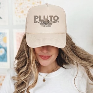 Nunca olvides a Plutón. Camiseta retro SVG divertida de astronomía y espacio PNG. Descarga digital.