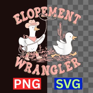 Könnte beinhalten: Ein digitales Grafikdesign mit zwei weißen Enten in einer Wüstenlandschaft. Eine Ente trägt einen Cowboyhut, ein Halstuch und Stiefel und hält ein Lasso. Der Text ELOPE MENT WRANGLER ist um die Enten gebogen. Das Bild enthält PNG- und SVG-Labels.