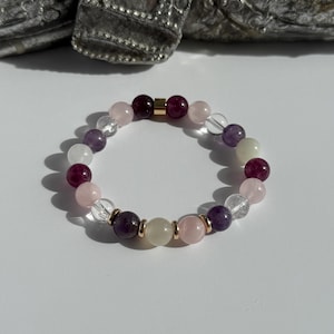 Armband med ädelstenspärlor för stöd vid klimakteriet och guld- och silverfyllda detaljer.