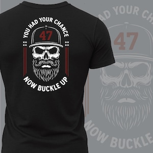Pode incluir: Camiseta preta com uma caveira branca usando bon&eacute; e barba longa. O n&uacute;mero "47" est&aacute; acima da caveira. O texto em volta da caveira diz "YOU HAD YOUR CHANCE" e "NOW BUCKLE UP".