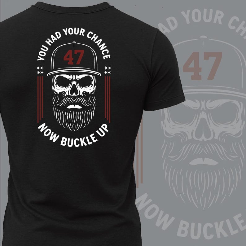 Pode incluir: Camiseta preta com uma caveira branca usando bon&eacute; e barba longa. O n&uacute;mero "47" est&aacute; acima da caveira. O texto em volta da caveira diz "YOU HAD YOUR CHANCE" e "NOW BUCKLE UP".