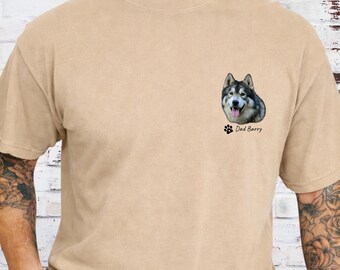 Op de afbeelding: Een beige t-shirt met een gedetailleerde afbeelding van een husky-hond en de tekst "Dad Barry" met een pootafdruk. Het shirt heeft korte mouwen en een ronde hals.