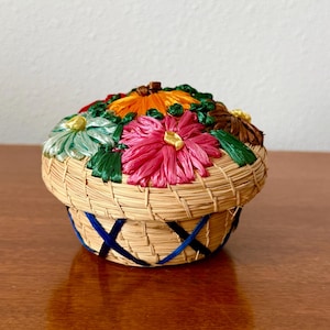 Vintage Straw Raffia Floral Box, Woven Straw Box, Floral Trinket Box, Woven Raffia Jewelry Box, Wedding Ring Box, Handmade, Floral Box