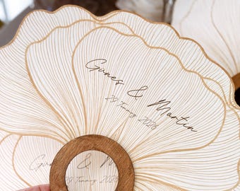 Menù personalizzato con ventaglio a mano con manico in legno, bomboniere in carta testurizzata.