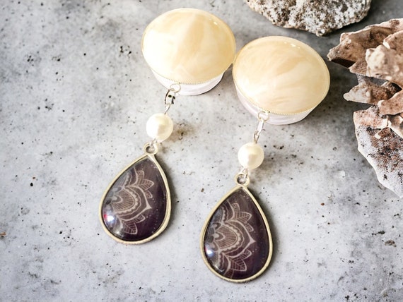 Dangle Plugs 1 1/8” (28mm) 7/8" (22mm) 1" (25mm) Cream Pearl Swirl Tribal Teardrop Plug Earrings, Big Sizes Gauges