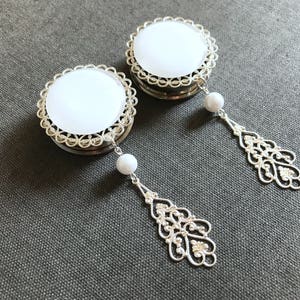 32 mm 1 1/4 Zoll Ohrstöpsel 1 1/8 Zoll Ohrstöpsel 28 mm Ohrmessgeräte Milchig Weiß Silber Filigran Hochzeit Chirurgenstahl Tunnel mit Schraubverschluss