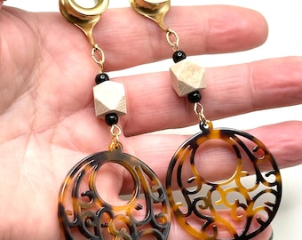 2g (6 mm) から 1 3/16 インチ (30 mm) のダングル プラグ サドル イヤー スプレッダー、木製ビーズと酢酸べっ甲ゴールド/真鍮フープ プラグ付き