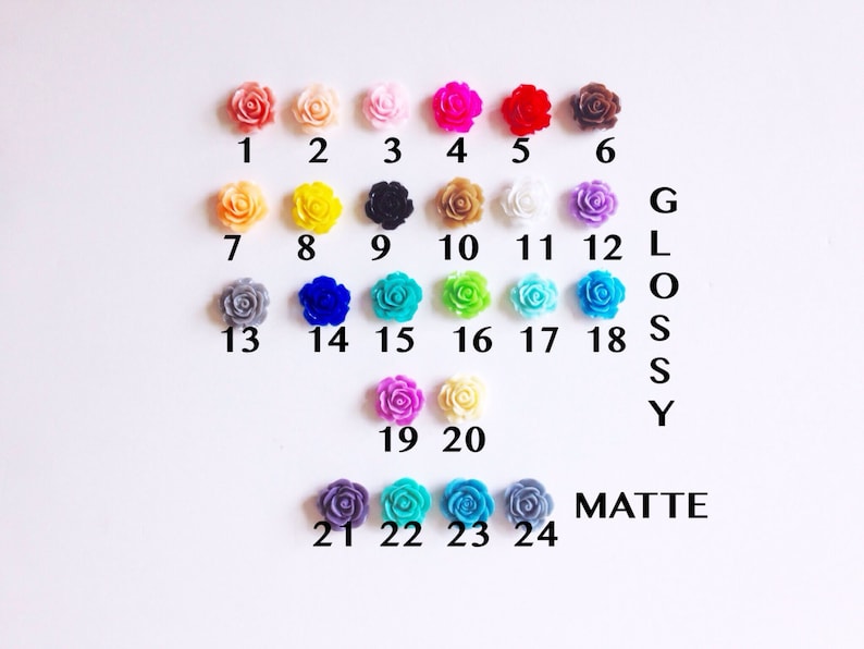 K&ouml;nnte beinhalten: Eine Karte mit 24 kleinen, kunststoffartigen Blumenkn&ouml;pfen in verschiedenen Farben. Die Kn&ouml;pfe sind von 1 bis 24 nummeriert. Die Karte enth&auml;lt auch die W&ouml;rter "Glossy" und "Matte".
