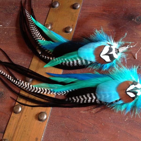 Boucles d'oreilles plumes turquoises bleues bijoux plumes longues avec noir et grizzly, boucles d'oreilles accessoires de mode d'hiver faites à la main