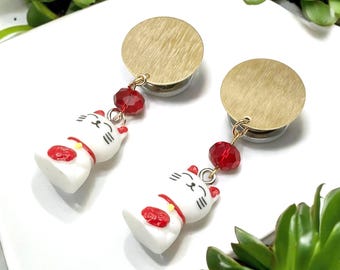 16g から 34 mm ホワイト レッド かわいい子猫のダングルプラグイヤリング ゴールデン真鍮 ラッキーキャットイヤーハイダー 耳栓/ゲージ