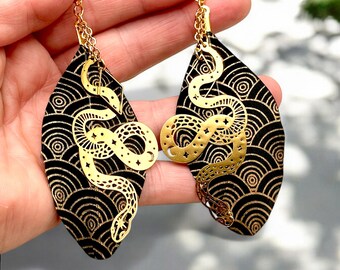 アールデコ調のペイントを施した黒い羽根のイヤリングと金色の蛇のチャーム