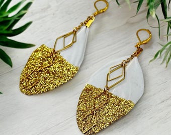 幾何学的な菱形のダングルが付いたゴールドグリッターのホワイトフェザーイヤリング