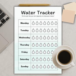 Op de afbeelding: Een witte Water Tracker-pagina met de tekst "Water Tracker" en de quote "Drink water like your skin depends on it (because it does)." De tracker heeft vakken voor elke dag van de week en waterdruppel-iconen. Een gouden pen en een kopje koffie zijn ook zichtbaar.