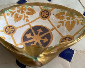 Anillo de concha de almeja, plato de baratija, decoupage y pan de oro.
