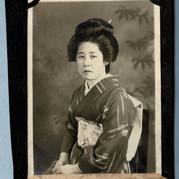 Antique Vintage Japanese Geisha in Kimono Photograph c. 1930s History Women Costumes Culture Asia