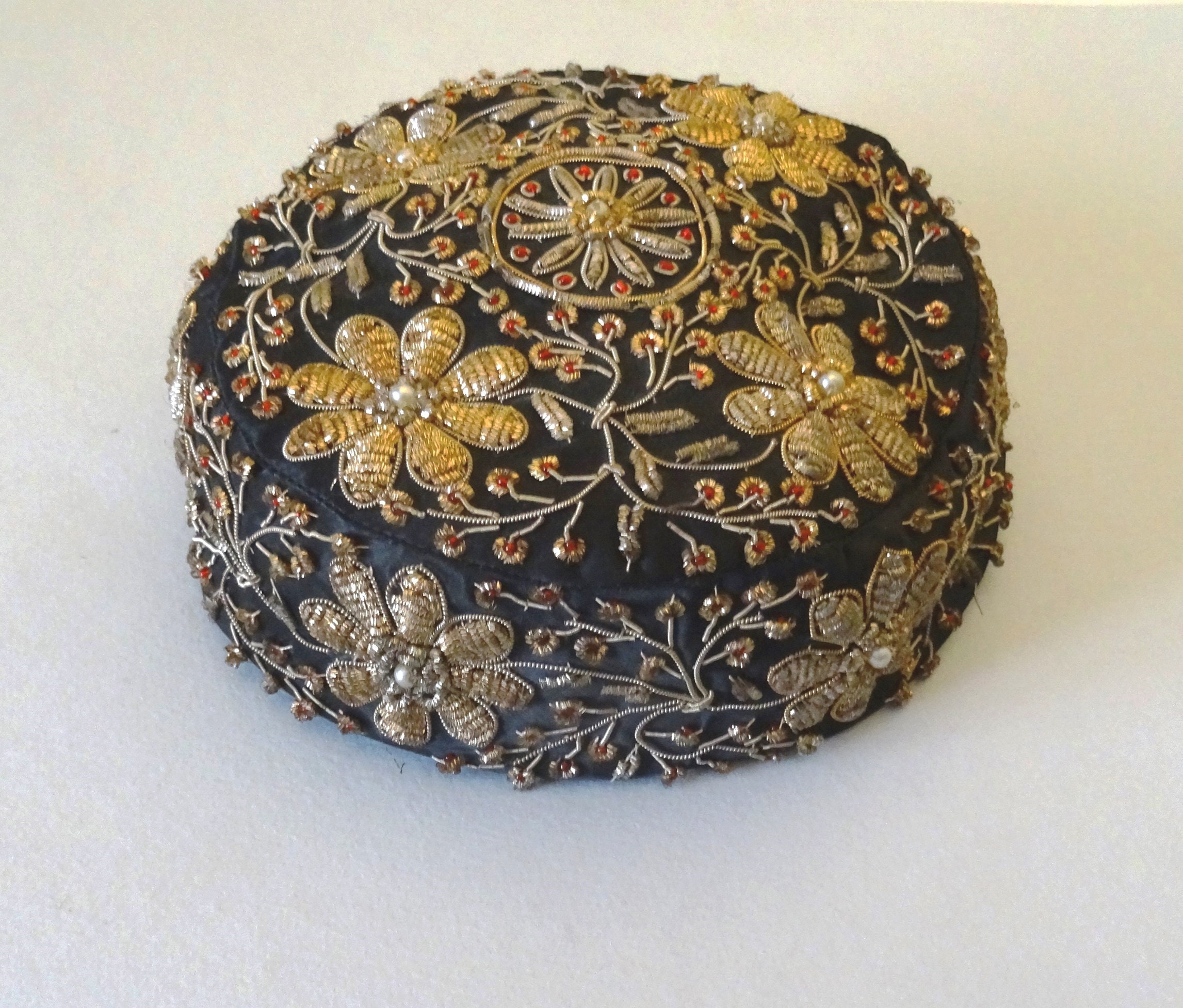 Antique Vintage Joseph Magnin Zardozi Pillbox Hat Black Silk  display picture 2