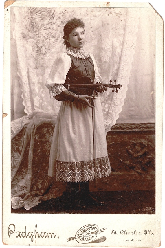 Ancienne jeune femme vintage avec armoire violon Photographie Prob. Suis. Robe Ethnique Circa 1900