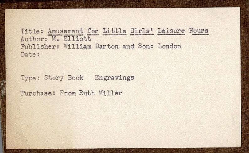 Pode incluir: Uma imagem em preto e branco de um cart&atilde;o de cat&aacute;logo de livro com o t&iacute;tulo "Amusement for Little Girls' Leisure Hours" de M. Elliott, publicado por William Darton and Son em Londres. O cart&atilde;o tamb&eacute;m indica que o livro &eacute; um livro de hist&oacute;rias com gravuras e foi comprado de Ruth Miller.