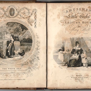 Pode incluir: Um livro aberto com uma ilustra&ccedil;&atilde;o em preto e branco de uma menina alimentando galinhas. A p&aacute;gina de t&iacute;tulo diz "Amusement for Little Girls. Leisure Hours. By Mary Elliott."
