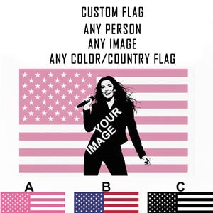 Puede incluir: Diseño de bandera personalizada con una bandera estadounidense rosa y una silueta de persona con un micrófono. El texto "YOUR IMAGE" está superpuesto. A continuación se muestran tres opciones de bandera: rosa, estándar y blanco y negro. El texto dice "BANDERA PERSONALIZADA".