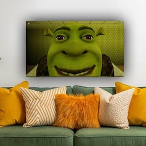 Può includere: Una grande stampa su tela del volto di Shrek è appesa sopra un divano verde con cuscini gialli e fantasia. La stanza ha un'estetica moderna con una lampada da terra verde menta.