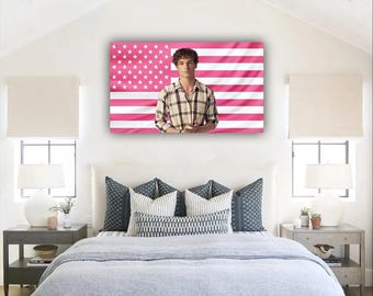 メイソン・テムズ ピンクフラッグ | かわいい俳優ポスター | ティーンの憧れの壁掛けタペストリー フラタニティ寮の装飾