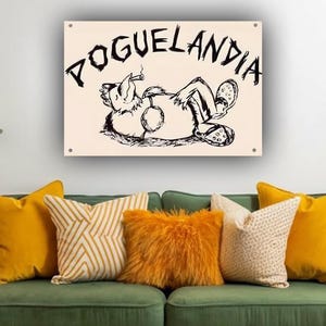 Peut inclure: Une affiche avec le mot "POGUELANDIA" au-dessus d'une illustration en noir et blanc d'un cochon détendu portant des sandales et fumant. L'affiche est au-dessus d'un canapé vert avec des coussins jaunes et à motifs.
