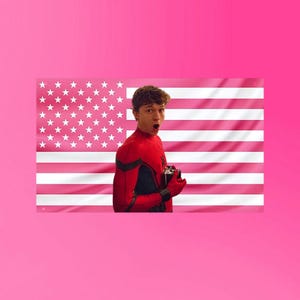 以下が含まれることがあります： ピンクと白のストライプと白い星の旗と、カメラを持っている赤と黒のスーツを着た人。その人は口を開けてカメラを見ています。背景は無地のピンク色です。