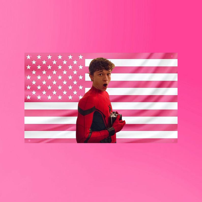 以下が含まれることがあります： ピンクと白のストライプと白い星の旗と、カメラを持っている赤と黒のスーツを着た人。その人は口を開けてカメラを見ています。背景は無地のピンク色です。