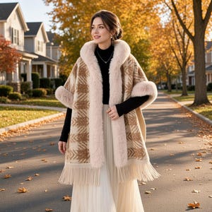 Élégante cape-châle longue avec grand col en fourrure, cape d'hiver épaisse et confortable avec pompons, couche extérieure multi-usage (taille unique)
