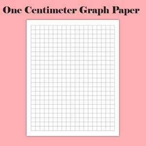 Puede incluir: Una hoja de papel cuadriculado blanco con una cuadr&iacute;cula de cuadrados de un cent&iacute;metro. El texto "One Centimeter Graph Paper" se muestra en negro en la parte superior de la p&aacute;gina. El fondo es de color rosa claro.